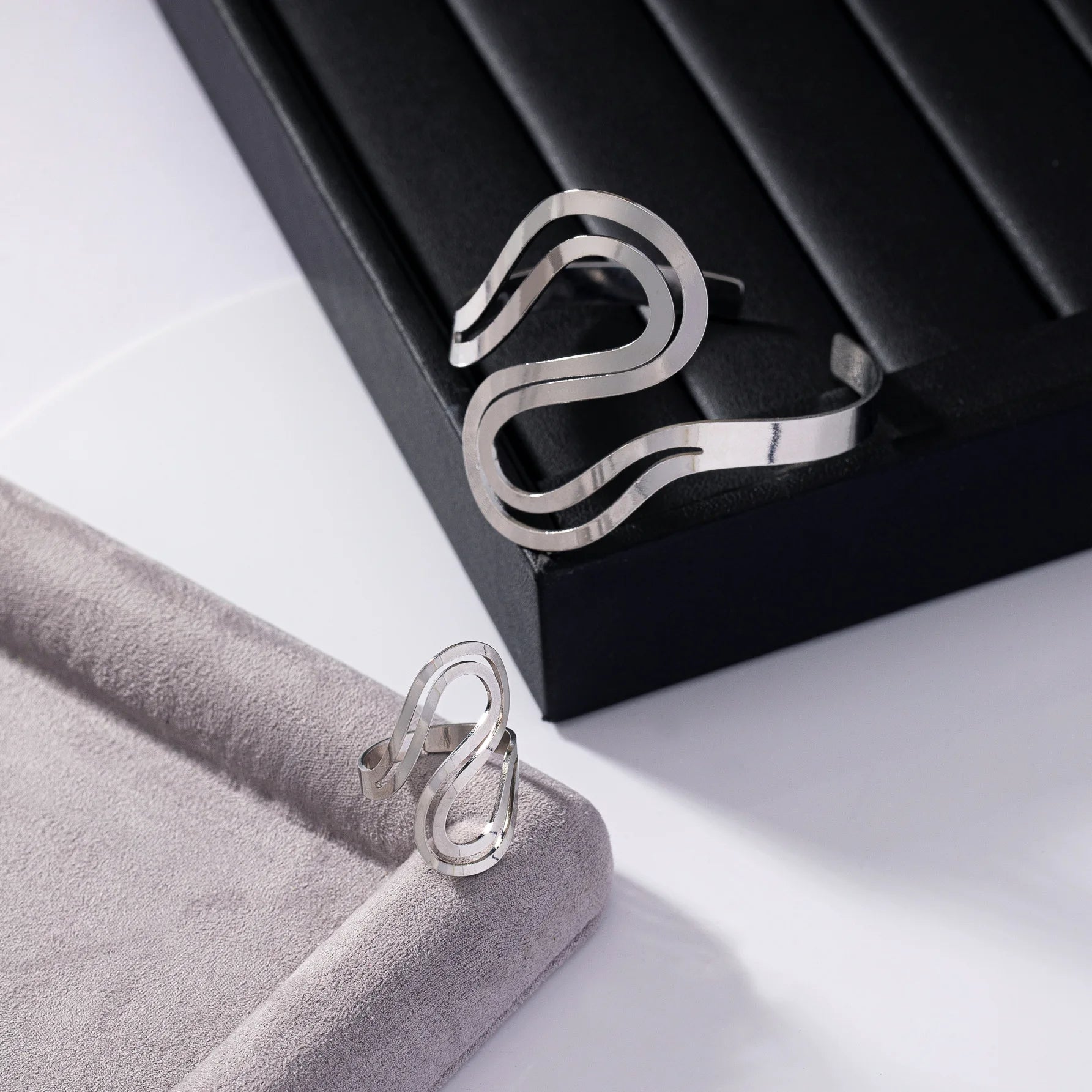 2er Set aus vergoldetem Armband und Ring in Schlangenform